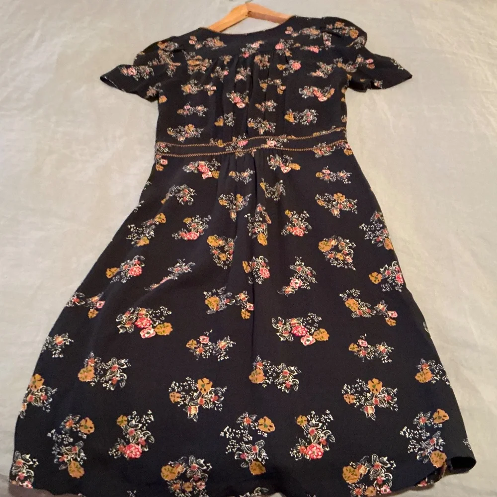 Sessun Jimama Dress, black with floral pattern. - Picture 2 of 12
